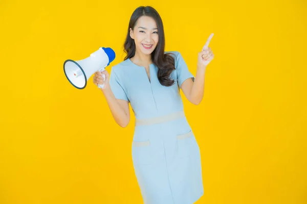 Portret Mooie Jonge Aziatische Vrouw Glimlach Met Megafoon Kleur Achtergrond — Stockfoto