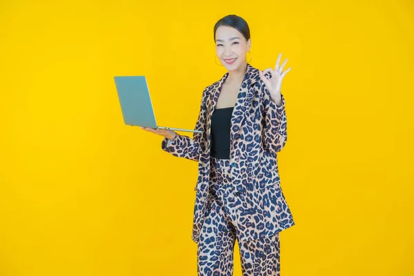Portrait Belle Jeune Femme Asiatique Sourire Avec Ordinateur Portable Sur — Photo