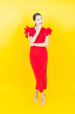 Portre güzel Asyalı kadın gülümsüyor. Renkli arka planda hareket var.