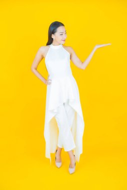 Portre güzel Asyalı kadın gülümsüyor. Renkli arka planda hareket var.