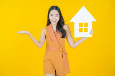 Ev ya da kağıt tabelalı güzel Asyalı kadın portresi