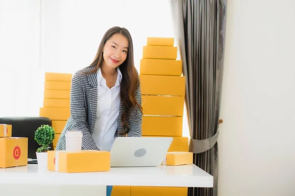 Portret Mooie Jonge Aziatische Zakenvrouw Werk Vanuit Huis Met Laptop — Stockfoto
