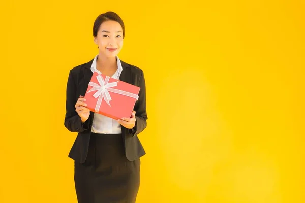 Portrait Belle Jeune Femme Asiatique Montrer Boîte Cadeau Rouge Avec — Photo