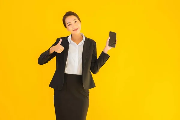 Porträtt Vackra Unga Företag Asiatisk Kvinna Med Smart Mobiltelefon Och — Stockfoto