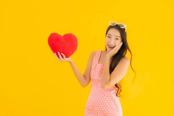 Retrato Bonito Jovem Asiático Mulher Com Coração Travesseiro Sinal Amarelo — Fotografia de Stock