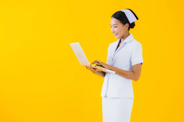 Портрет Красива Молода Азіатська Жінка Тайська Медсестра Ноутбуком Жовтому Ізольованому — стокове фото