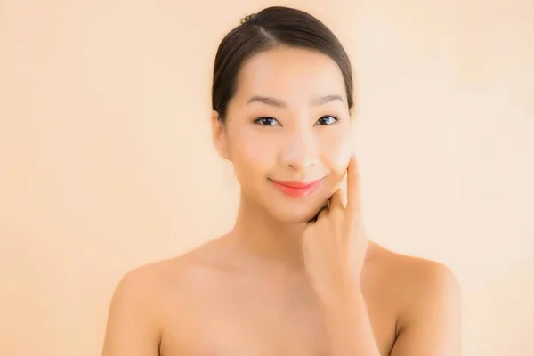 美しい若いアジアの顔の女性の肖像画美容スパのウェルネスと化粧品のコンセプト — ストック写真