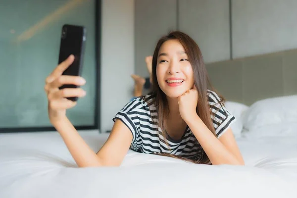 Portret Piękna Młoda Azjatycka Kobieta Używać Inteligentny Telefon Komórkowy Sypialni — Zdjęcie stockowe