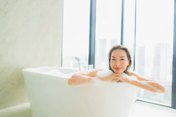 Portré Gyönyörű Fiatal Ázsiai Pihenni Kikapcsolódni Fürdőkád Dekoráció Fürdőszobában Belső — Stock Fotó