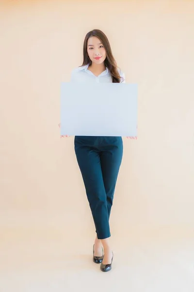 肖像美しい若いアジアのビジネス女性ショー白い空の看板バナー上の隔離された色の背景 — ストック写真
