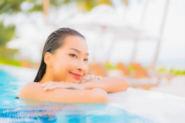 Porträt Schöne Junge Asiatische Frau Entspannen Freizeit Rund Freibad Mit — Stockfoto