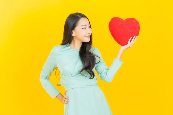 Retrato Bonito Jovem Asiático Mulher Sorriso Com Coração Travesseiro Forma — Fotografia de Stock