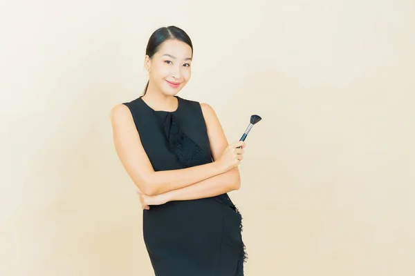 Portrét Krásná Mladá Asijská Žena Make Kartáč Kosmetické Barevném Pozadí — Stock fotografie