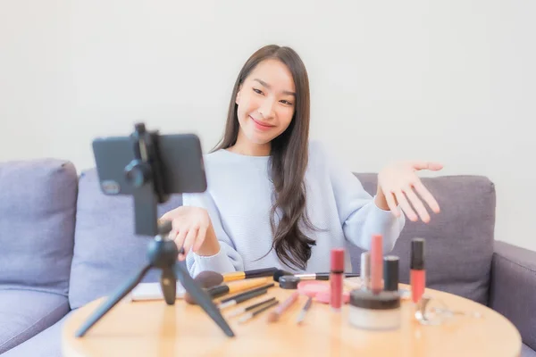 Portrét Krásná Mladá Asijská Žena Recenze Kosmetické Make Line Doma — Stock fotografie