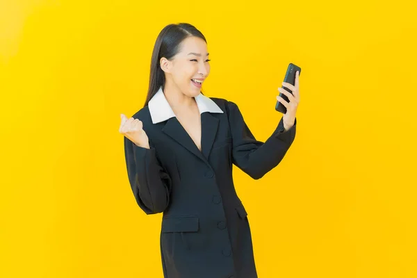 Retrato Hermosa Joven Mujer Asiática Sonrisa Con Teléfono Móvil Inteligente — Foto de Stock