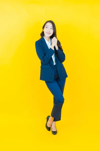 Portrett Vakker Ung Asiatisk Kvinne Smiler Med Handling Fargebakgrunn – stockfoto