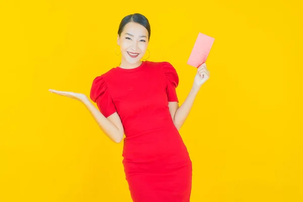 Portret Mooie Jonge Aziatische Vrouw Met Rode Envelop Kleur Achtergrond — Stockfoto