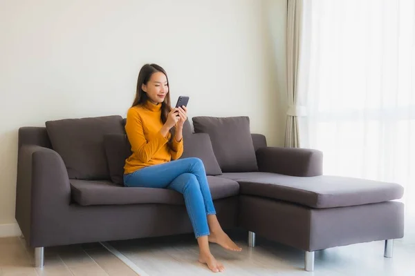 Retrato Joven Mujer Asiática Utilizando Teléfono Móvil Inteligente Sofá Con — Foto de Stock