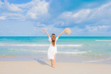 Güzel bir Asyalı kadının portresi. Rahatlayın. Gülümseyin.