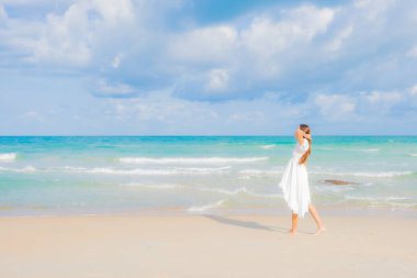 Güzel bir Asyalı kadının portresi. Rahatlayın. Gülümseyin.