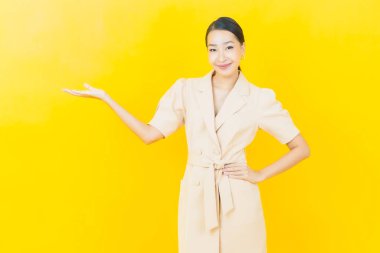 Portre güzel Asyalı kadın gülümsüyor. Renkli arka planda hareket var.