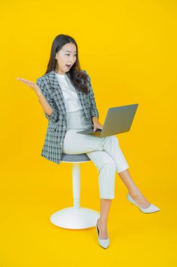 Asyalı güzel bir kadının portresi bilgisayarla izole edilmiş arka planda gülümsüyor.