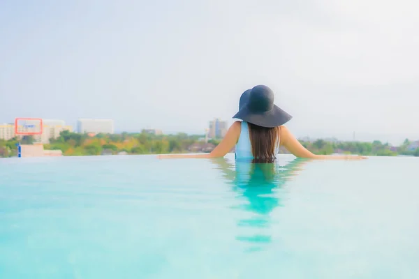 Portrait Belle Jeune Femme Asiatique Sourire Heureux Détendre Autour Piscine — Photo