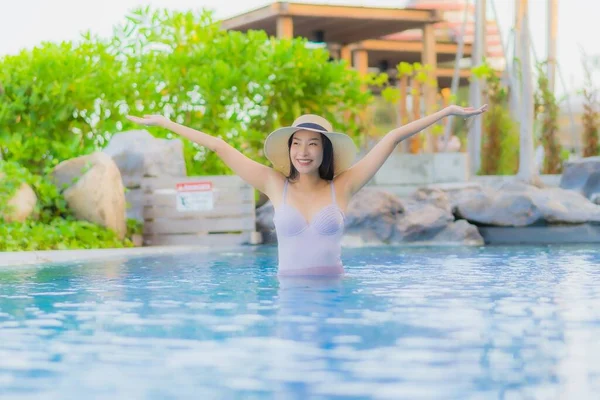 美丽动人的年轻亚洲女人快乐的笑着在酒店度假胜地的室外游泳池里放松一下 享受休闲度假吧 — 图库照片