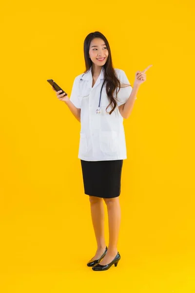 Πορτρέτο Όμορφη Νεαρή Ασιάτισσα Γιατρός Γυναίκα Χρησιμοποιούν Έξυπνο Κινητό Τηλέφωνο — Φωτογραφία Αρχείου