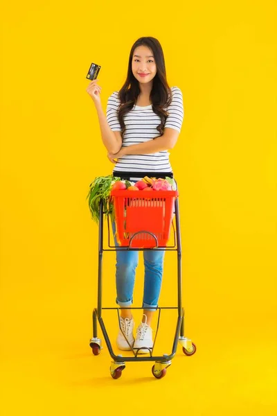 Портрет Красива Молода Азіатська Жінка Купує Продуктовий Візок Супермаркету Кредитною — стокове фото