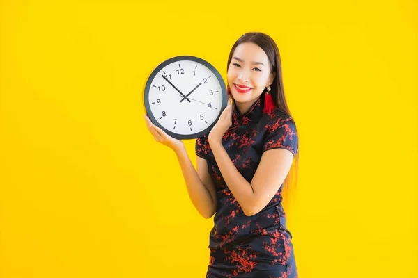 Portret Piękna Młoda Azjatycka Kobieta Nosić Chiński Sukienka Show Zegar — Zdjęcie stockowe