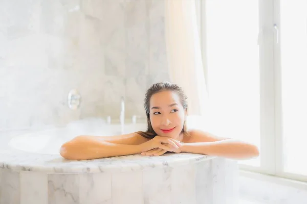 Πορτρέτο Όμορφη Νεαρή Ασιάτισσα Χαλαρώστε Λάβει Ένα Μπάνιο Στην Μπανιέρα — Φωτογραφία Αρχείου