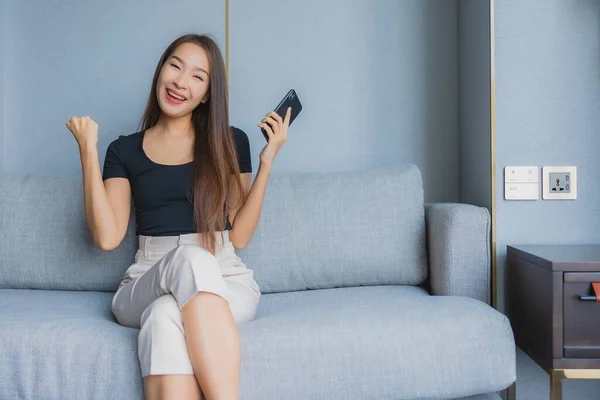 Retrato Hermosa Joven Asiática Mujer Uso Inteligente Teléfono Móvil Sofá — Foto de Stock