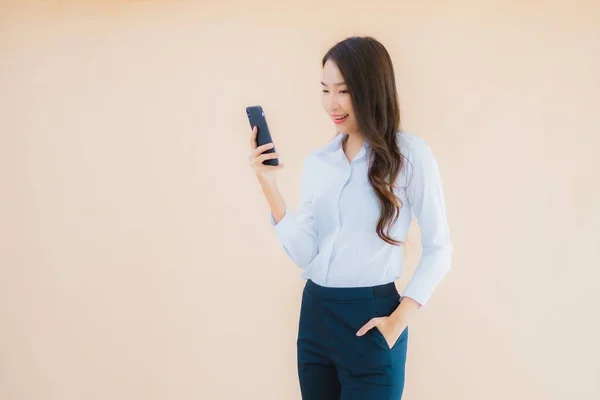 Retrato Hermosa Joven Negocio Asiático Mujer Con Teléfono Móvil Inteligente — Foto de Stock