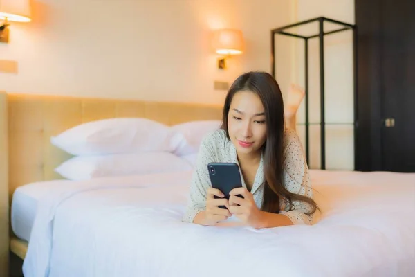 Πορτρέτο Όμορφη Νεαρή Ασιατική Γυναίκα Στο Κρεβάτι Έξυπνο Κινητό Τηλέφωνο — Φωτογραφία Αρχείου