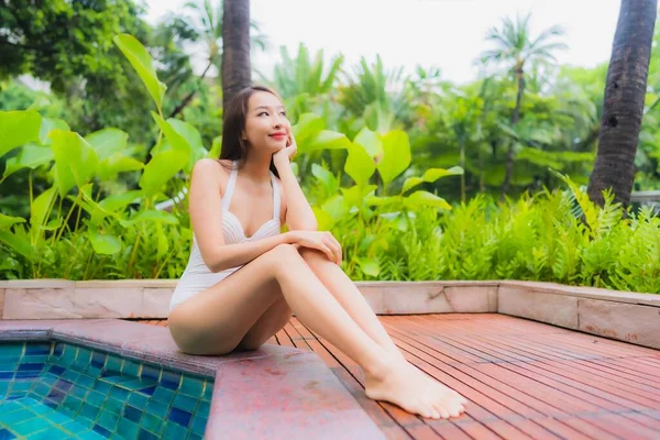 美しい若いアジアの女性の肖像ホテルリゾートで屋外スイミングプールの周りの笑顔のレジャーをリラックス — ストック写真