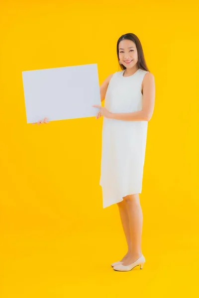 Πορτρέτο Όμορφη Νεαρή Ασιάτισσα Γυναίκα Κενή Λευκή Πινακίδα Κίτρινο Απομονωμένο — Φωτογραφία Αρχείου