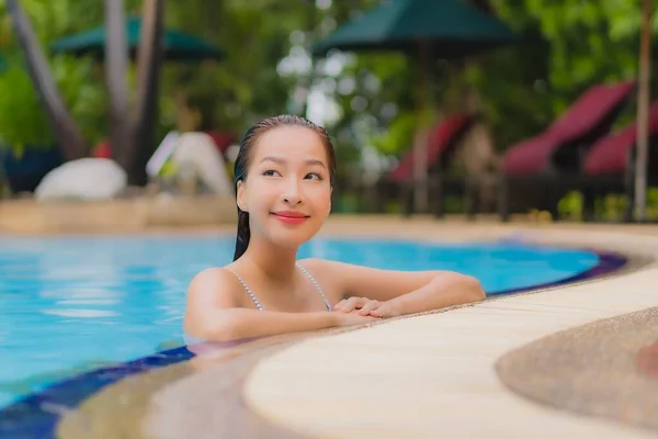 Retrato Hermosa Joven Asiática Mujer Disfrutar Relajarse Sonrisa Ocio Alrededor — Foto de Stock