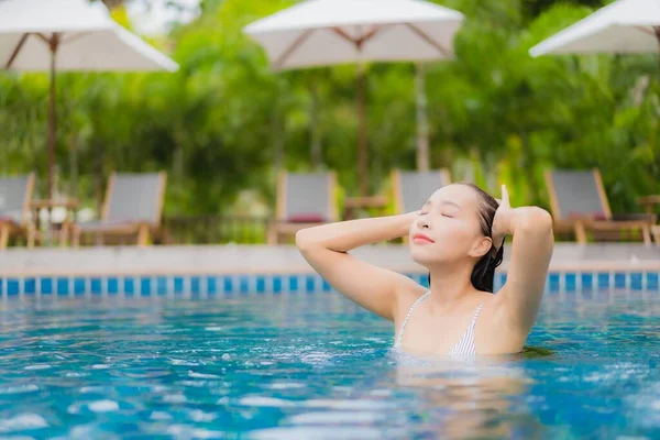 Portrait Schöne Junge Asiatische Frau Lächeln Entspannen Rund Freibad Resort — Stockfoto
