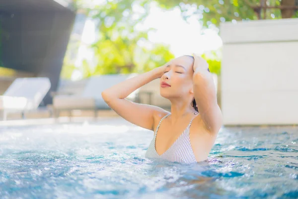 아름다운 아시아 여성의 얼굴은 휴가를 보내기 수영장에서 여가를 즐기며 편안하게 — 스톡 사진