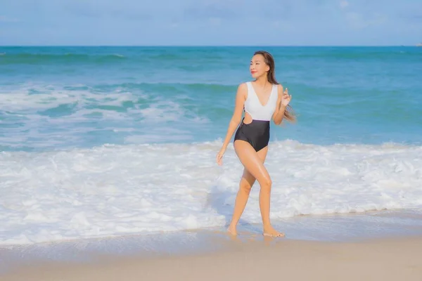 Ritratto Bella Giovane Donna Asiatica Rilassarsi Sorriso Intorno Spiaggia Mare — Foto Stock