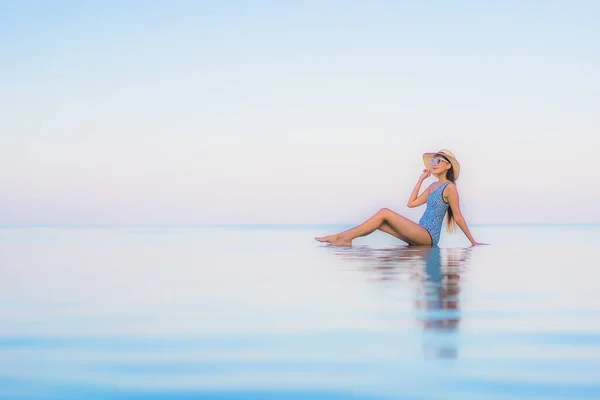 Retrato Hermosa Joven Mujer Asiática Relajarse Sonrisa Ocio Alrededor Piscina —  Fotos de Stock