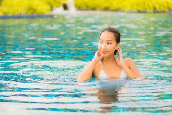 Retrato Hermosa Joven Asiática Mujer Relajarse Sonrisa Ocio Alrededor Aire — Foto de Stock