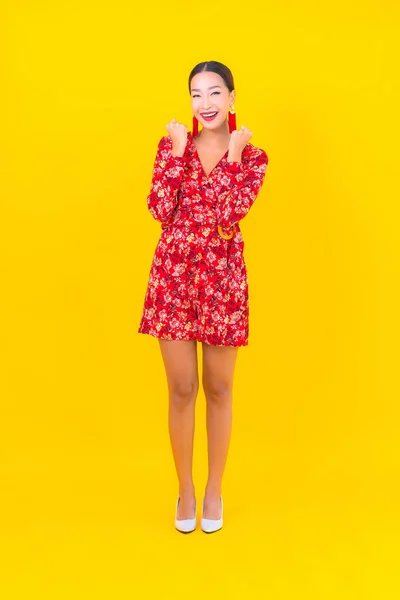 Portret Mooie Jonge Aziatische Vrouw Glimlach Actie Chinees Nieuwjaar Concept — Stockfoto