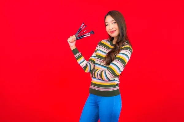 Portret Mooie Jonge Aziatische Vrouw Met Make Borstel Cosmetische Rode — Stockfoto