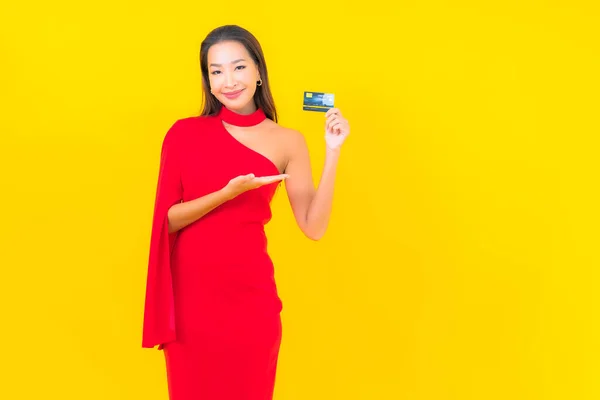 Retrato Bonito Jovem Asiático Mulher Com Cartão Crédito Fundo Amarelo — Fotografia de Stock