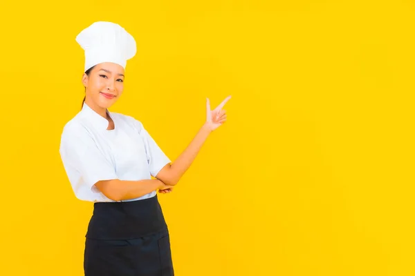 Ritratto Bella Giovane Donna Asiatica Chef Cuoco Uniforme Con Cappello — Foto Stock