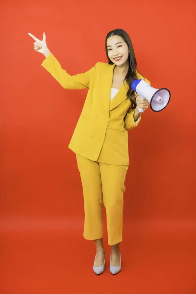 Portret Mooie Jonge Business Aziatische Vrouw Met Megafoon Voor Communicatie — Stockfoto