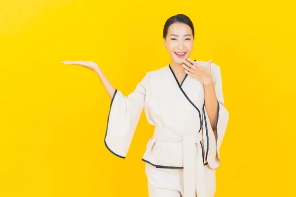 Retrato Hermosa Joven Negocio Asiático Mujer Con Sonrisa Acción Amarillo —  Fotos de Stock