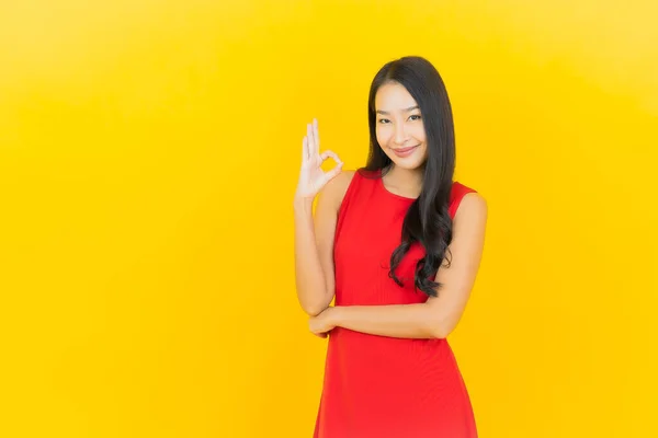 Portret Piękna Młoda Azjatycka Kobieta Nosić Czerwony Uśmiech Sukienka Akcji — Zdjęcie stockowe